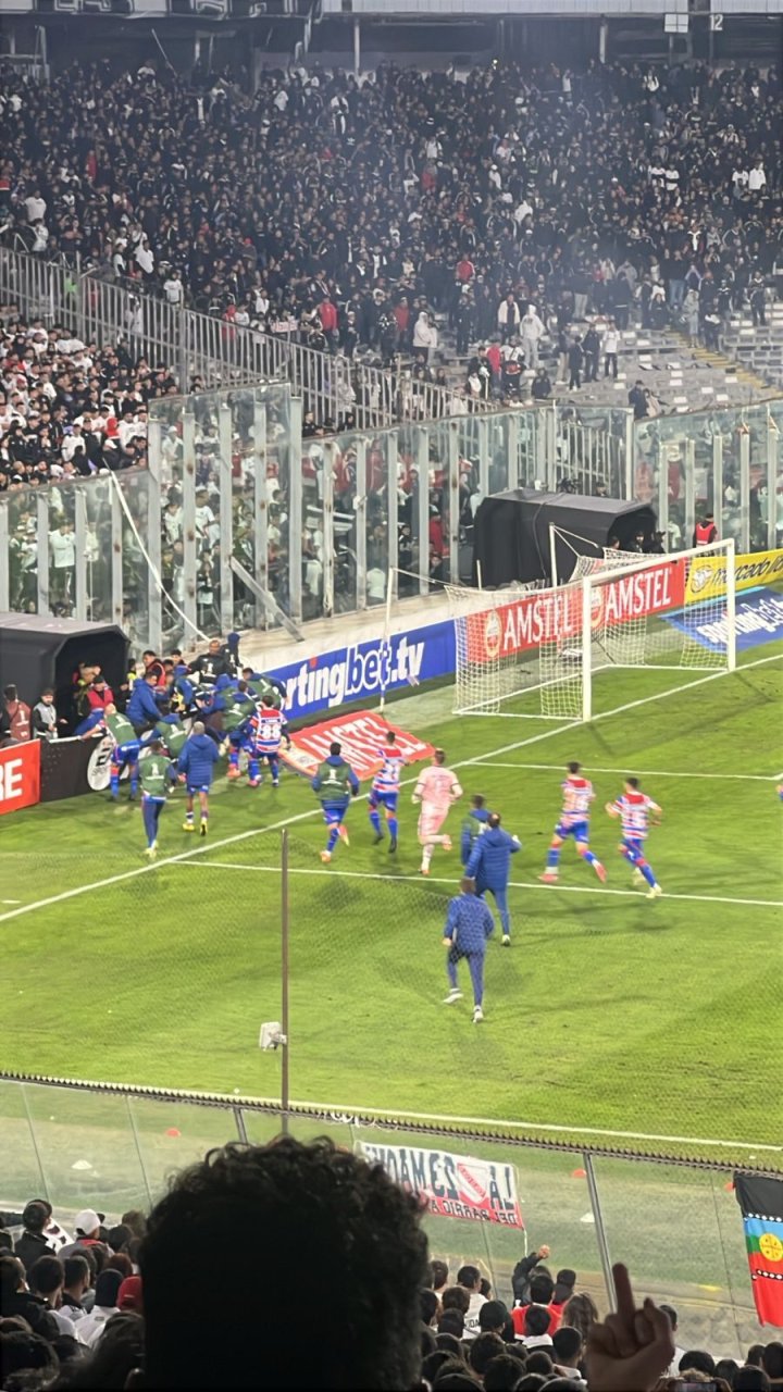 ¡LOS HINCHAS INVADEN LA CANCHA!